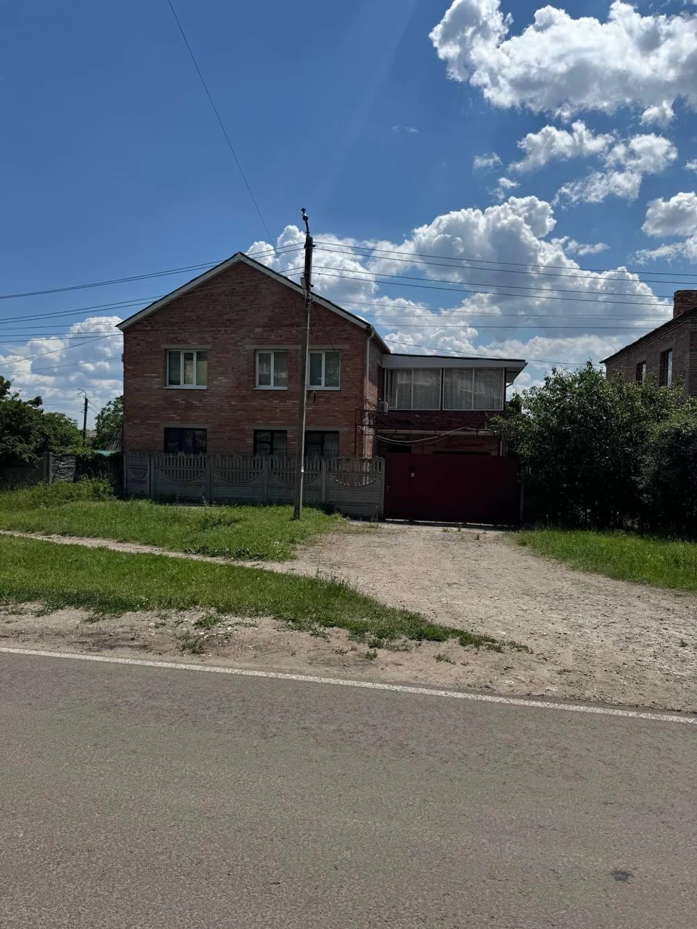 Двухэтажный дом из красного кирпича